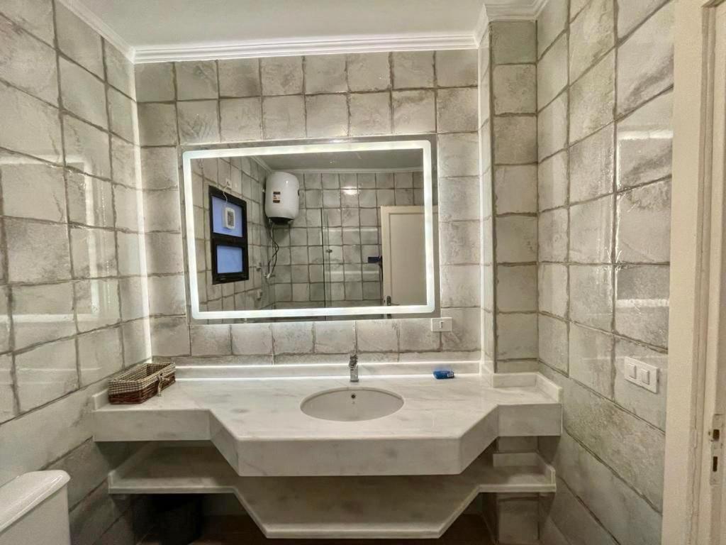 Luxurious 3 Bedroom Rustic Apartment Overlooking Huge Garden - For Families And Couples Cairo Exterior photo