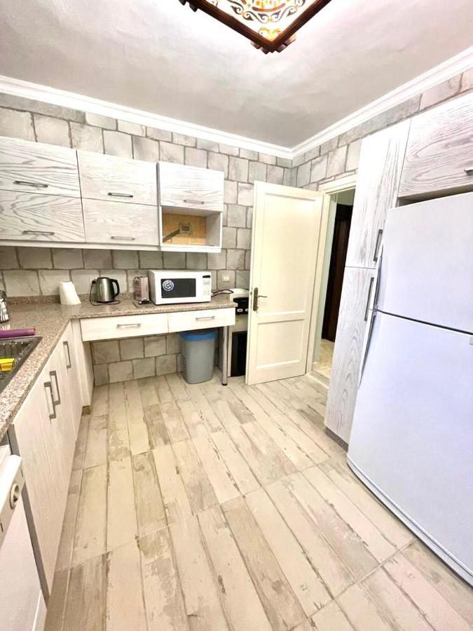 Luxurious 3 Bedroom Rustic Apartment Overlooking Huge Garden - For Families And Couples Cairo Exterior photo