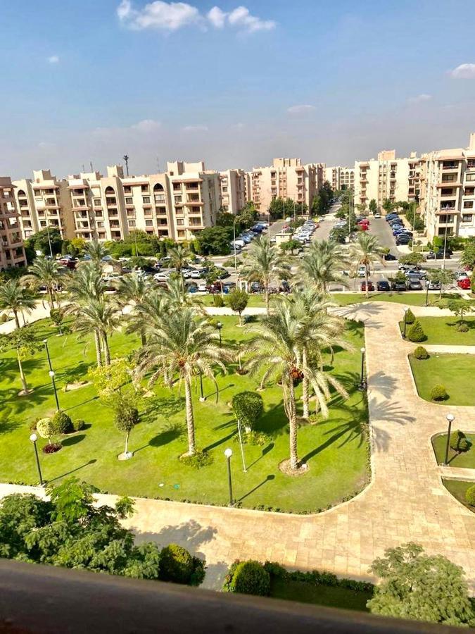 Luxurious 3 Bedroom Rustic Apartment Overlooking Huge Garden - For Families And Couples Cairo Exterior photo