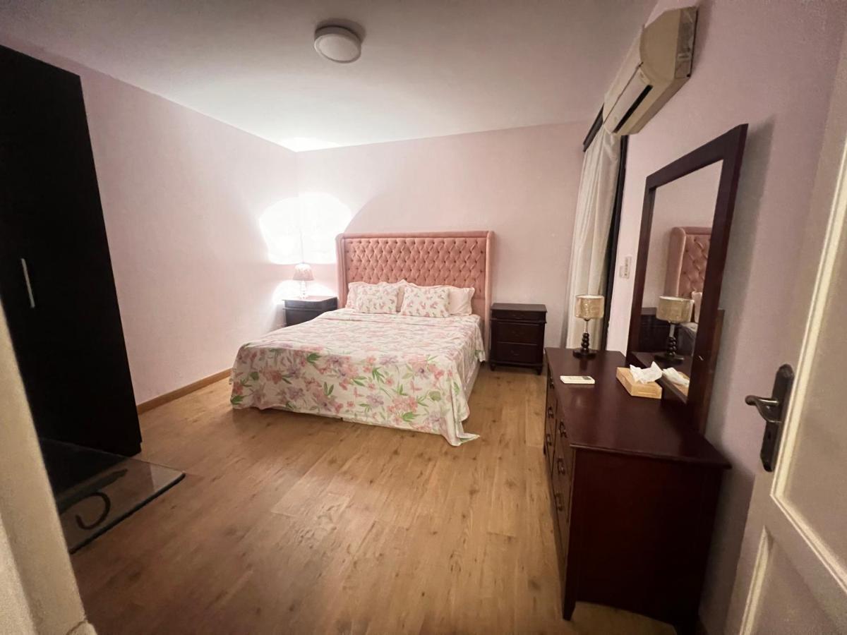 Luxurious 3 Bedroom Rustic Apartment Overlooking Huge Garden - For Families And Couples Cairo Exterior photo