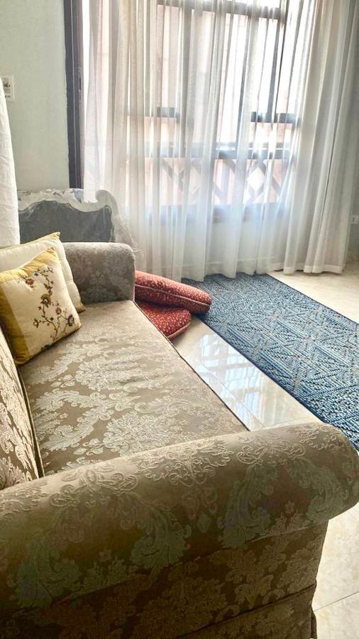 Luxurious 3 Bedroom Rustic Apartment Overlooking Huge Garden - For Families And Couples Cairo Exterior photo