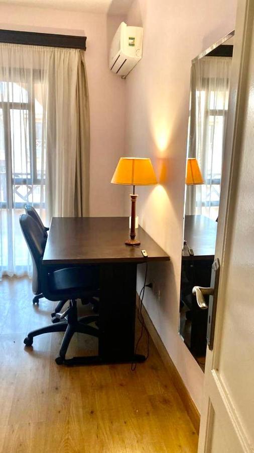 Luxurious 3 Bedroom Rustic Apartment Overlooking Huge Garden - For Families And Couples Cairo Exterior photo