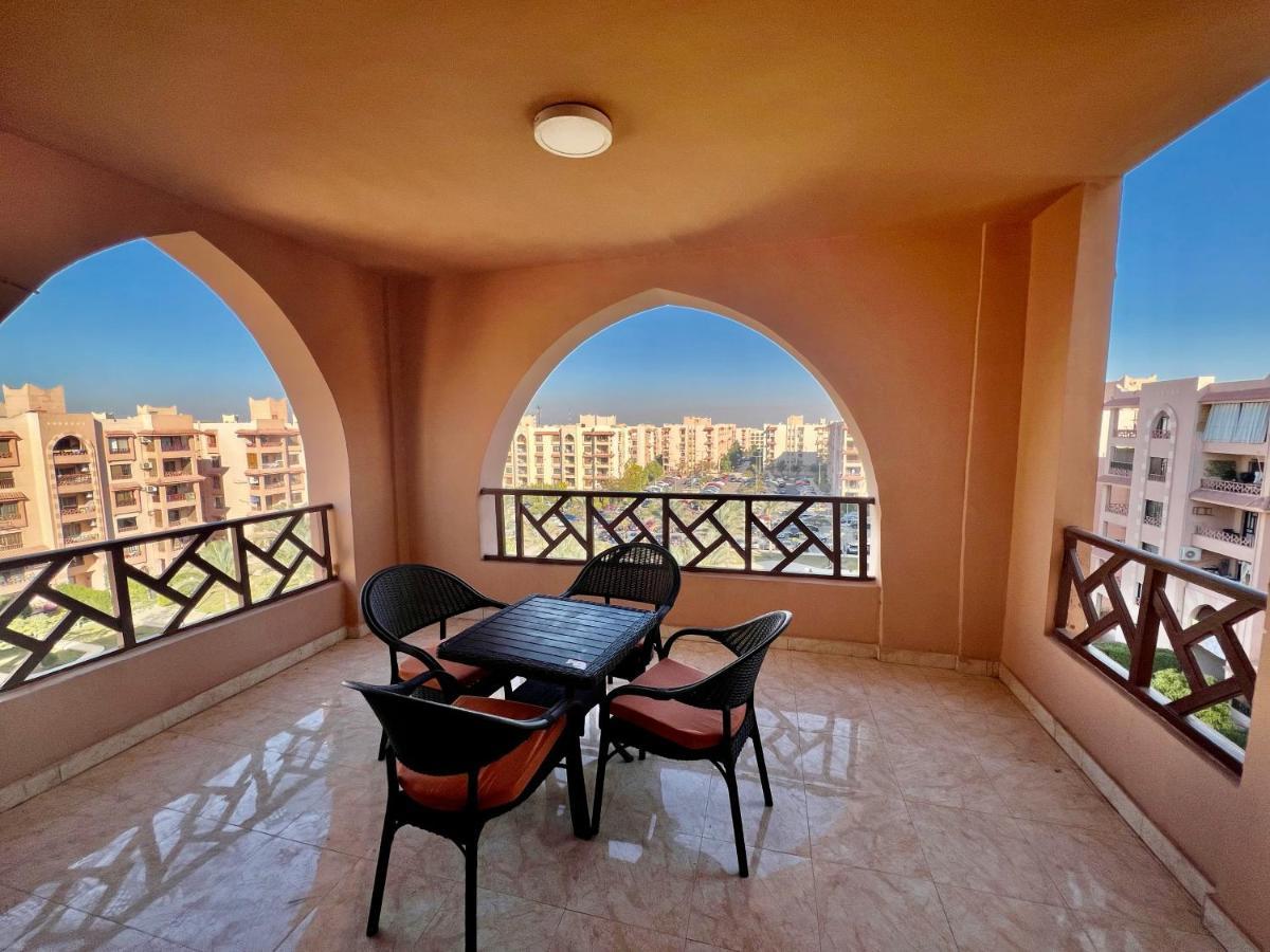 Luxurious 3 Bedroom Rustic Apartment Overlooking Huge Garden - For Families And Couples Cairo Exterior photo