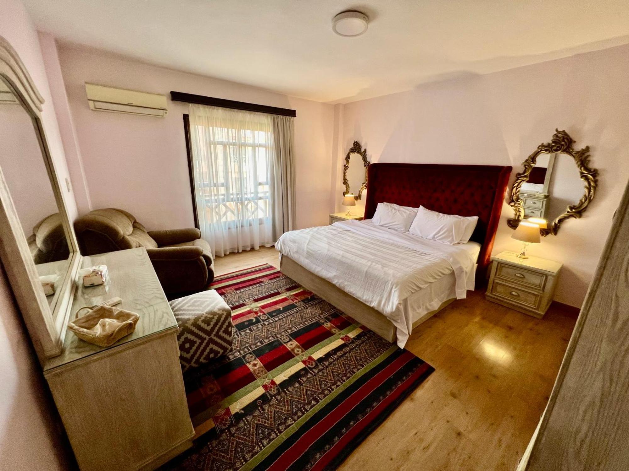 Luxurious 3 Bedroom Rustic Apartment Overlooking Huge Garden - For Families And Couples Cairo Exterior photo